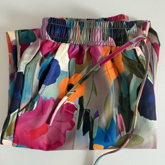 Adorable, relaxed fit pants- floral Size Small - Picture 2 of 5